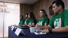 Autoridades del evento sentadas en mesa de rueda de prensa